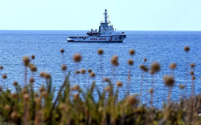 Λέσβος: Κάτοικοι εμποδίζουν πλοίο ΜΚΟ να ελλιμενιστεί